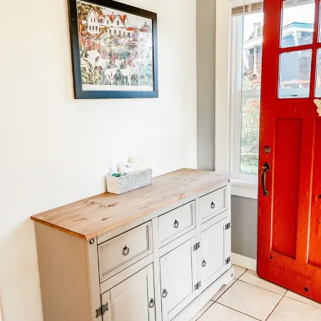 Downtown Two Bedroom Craftsman Home- 2 Minute Walk to the Plaza