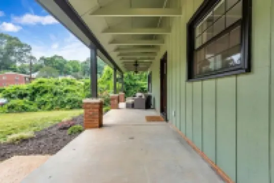 Modern 3 BR house in Belmont 貝爾蒙特酒店