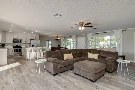 GolfFront 4 Bed/3Bath Renovated Pool Home Sleeps14 Отели рядом с достопримечательностью «Крейн Крик Променад»