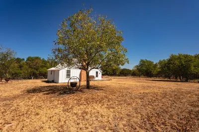 The Farmhouse - 15min from Waco Hotels near Lake Shore Baptist Church