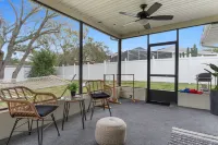 Leafy Lodge, Near Springs, Beach, Hot Tub, Fenced
