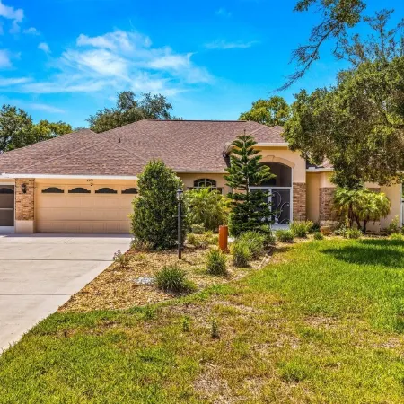 Cozy retreat in Spring Hill, 3 beds, 3 baths w/heated Pool  and Hot Tub