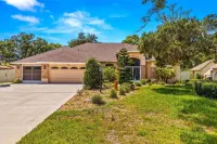 Cozy retreat in Spring Hill, 3 beds, 3 baths w/heated Pool  and Hot Tub
