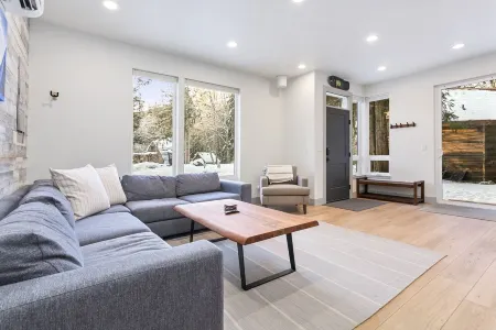 Contemporary and Cozy Cabin