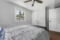 Cozy private lakefront cottage, pet-friendly, short drive to Traverse City