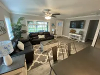 Lake Minneola Sunset Cottage - Lakefront Home - Sun Water Florida! Hotels in Minneola