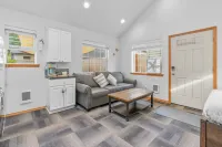 Cozy Tiny-Home with Big Heart! BBQ, 2Beds, Wifi, Pet Friendy!