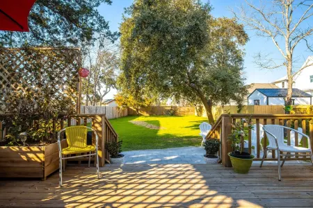 Calm Tide on Ann Street, Mid Century Modern.  Walk to Downtown.   No Pets.