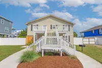 Pool Paradise: 8 bedroom 6 bath private pool sleeps 20 across from the beach! Hotels near Love's a Beach