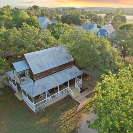Vino Haus- Entire Cabin with Hot Tub- Guaranteed to See Deer! Quiet!