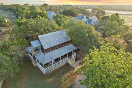 Vino Haus- Entire Cabin with Hot Tub- Guaranteed to See Deer! Quiet!