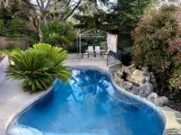 Beautiful, central located with pool and fire pit! ローズビルのホテル