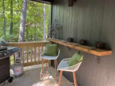 Luxurious 2Br Creekside Deckhouse w Saltwater Hot Tub