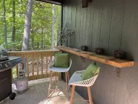 Luxurious 2 Bdrm Creekside Deckhouse Retreat