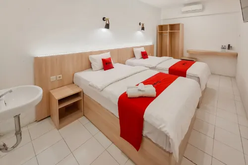 RedDoorz at Grand Mirza Near Pasar Grosir Batik Setono Pekalongan