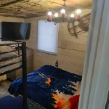 Bigfoot themed cottage.  Dog friendly!