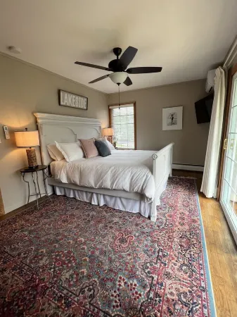 A cheerful, bright lake getaway