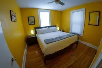 Steps to Downtown Iowa City, Cozy and Colorful!