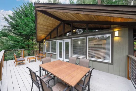 Peaceful 2-bedroom retreat in the trees above Bellingham