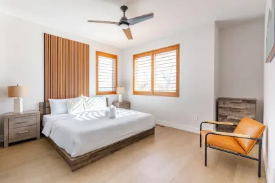 Denver Lakefront Modern Luxury. Indoor Sauna. Stunning Views. Centrally Located!
