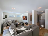 Cozy, sun filled mountain retreat w/45 private acres, hot tub, gym, car charger!