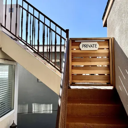 2-blocks to beach, Private Rooftop Deck!