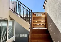 2-blocks to beach, Private Rooftop Deck!