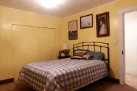 Rustic Country farmhouse on 2 acres close to several lakes. - Homestays