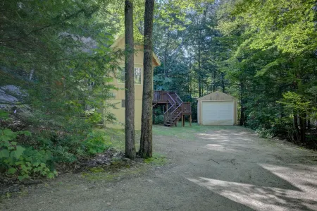 Cozy A-frame Cabin- Walk to Hills pond/Sunset lake- 20 mins to gunstock