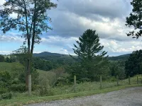 Baker's Farmhouse -Your charming & cozy get-a-way in the country with AC, WiFi!