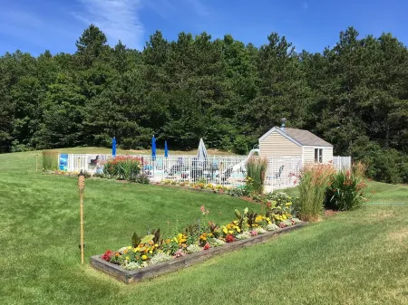Ultimate privacy beside Sleeping Bear Dunes National Park, 3 miles to Empire