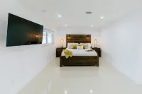 Encanto Family, cozy patio & pool, near to everything - Homestays