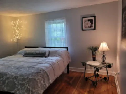 Dream vacation in our 4-Bedroom newly-renovated house 2.5 miles from the  ocean. 이스트 팰머스 호텔