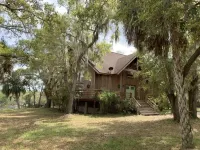 Luxurious house on secluded 3.8 acres, oak trees on Manatee River, large decks Hôtels à proximité de : LECOM Bradenton