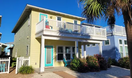 Village Walk 3 BR/2.5 Bath--Shared Heated Pool and Close to the Beach! Отели рядом с достопримечательностью «Fly It Port ' A»