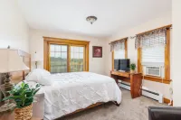 Spacious Family Retreat on 10 Acres! 9 Bedrooms - in-Ground Pool, Hottub, Sauna!