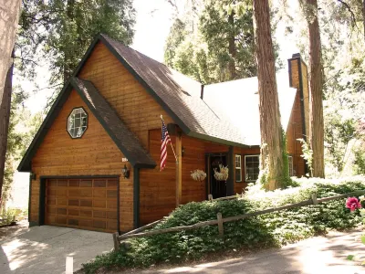 Exquisite 3-bedroom mountain home, steps to Lake Arrowhead Village and lakefront
