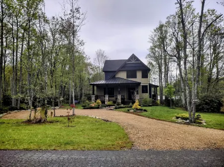 Cozy Mountain Escape—Sweetgrass Retreat for Romance & Family Fun