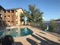 Lakeside Boho Bungalow on Table Rock Lake のホテル