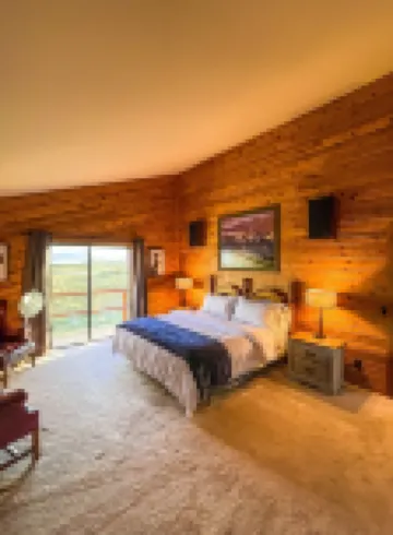 Large cabin with amazing views, mountains, sunsets, and wildlife.