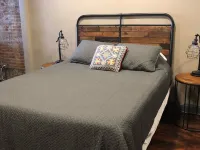 Lincoln’s Loft - Speakeasy Suite Hoteles en Condado de Logan