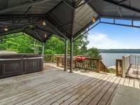 Lakefront Home on Seneca Wine Trail - Hot Tub and Sunset View Near Watkins Glen Hoteles en Hector
