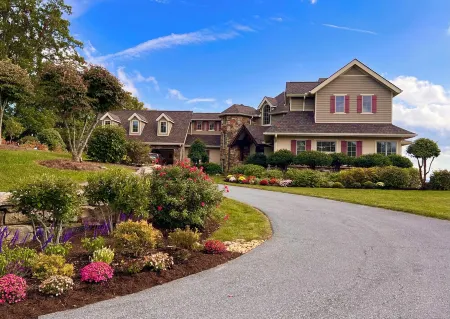 8000sf Luxurious Estate with Majestic Mountain Views Black Mountain / Asheville