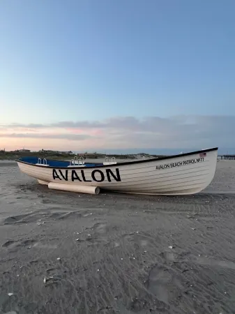 Single-family home in Avalon—walk to beach and town Отели в г. Авалон