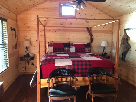 Romantic Ava Haus CABIN. 3 minutes to Main!See our other 4 Ava Haus rentals!