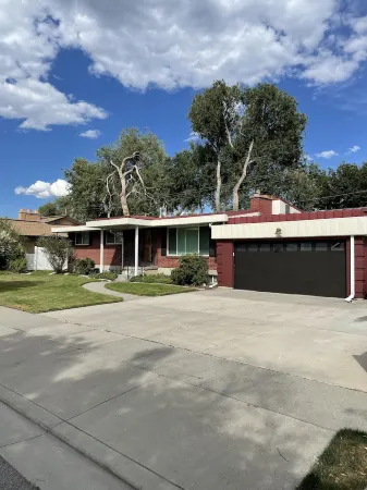 NEW! Modern Mountain 5BR Getaway, 15-40 minutes from 7 ski resorts Sleeps 12