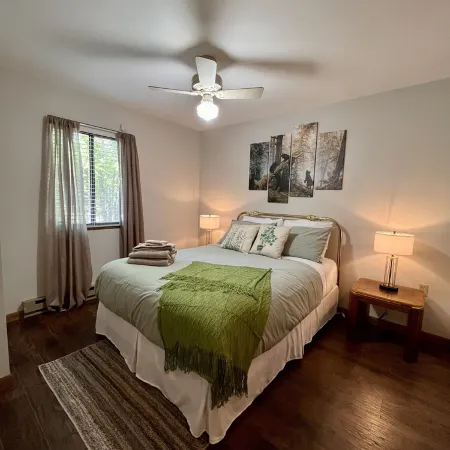 COZY FAMILY HOUSE  WITH BIG HOT TUB // DECK // FIRE PIT- 5 MINUTES FROM LAKES!!!