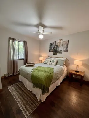 COZY FAMILY HOUSE  WITH BIG HOT TUB // DECK // FIRE PIT- 5 MINUTES FROM LAKES!!!