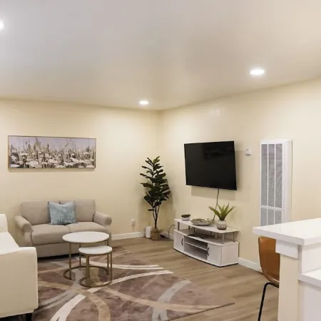 Newly renovated 2B/1b in Downtown