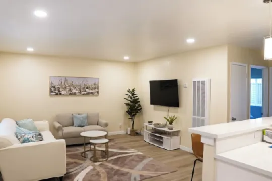 Newly renovated 2B/1b in Downtown Hotels near Grizzly Peak